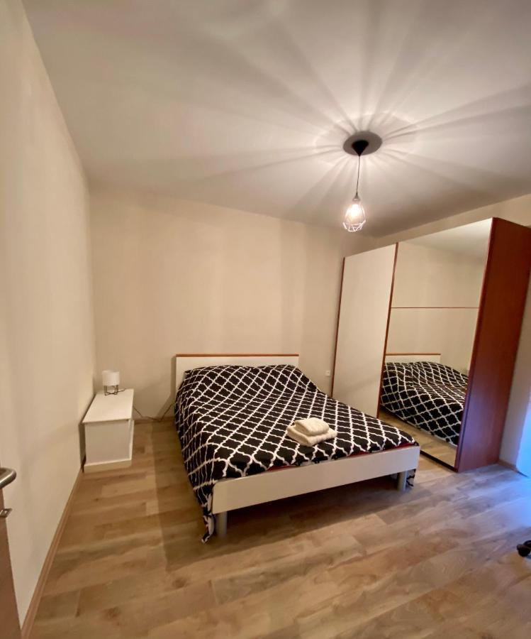 Apartment With Balcony And Free Parking
