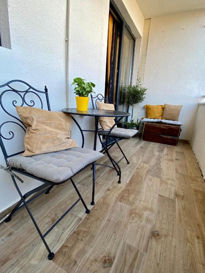 Apartment With Balcony And Free Parking