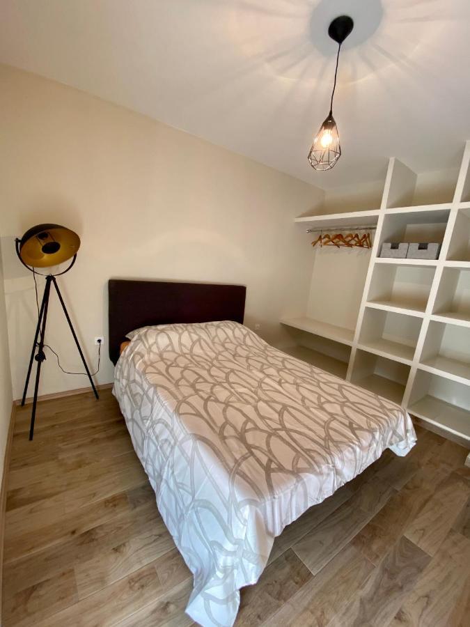 Apartment With Balcony And Free Parking *